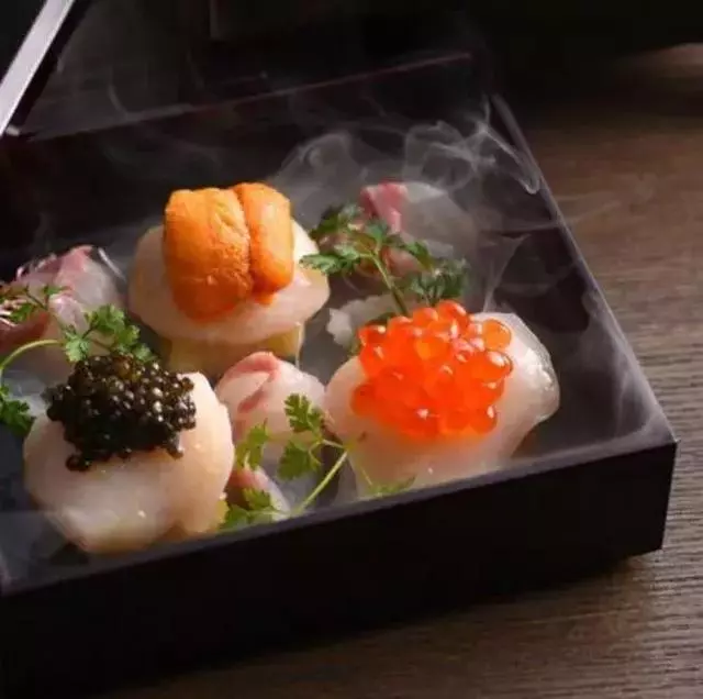 這個老外直播吃中國美食,在YouTube上點擊量過百萬!