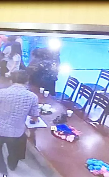 夫妻游上海《偷玉鐲 》珠寶店追到新加坡