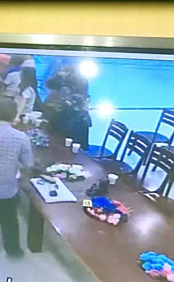 夫妻游上海《偷玉鐲 》珠寶店追到新加坡