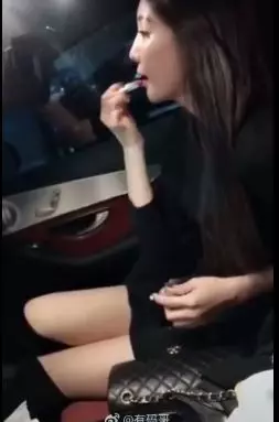 幫我擦一下倒車鏡頭!女友下車「張嘴對鏡頭狂哈氣」表情全崩壞…網友全笑崩:學起來了