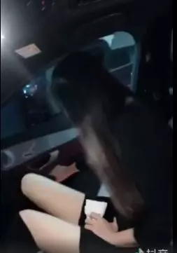 幫我擦一下倒車鏡頭!女友下車「張嘴對鏡頭狂哈氣」表情全崩壞…網友全笑崩:學起來了