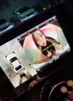 幫我擦一下倒車鏡頭!女友下車「張嘴對鏡頭狂哈氣」表情全崩壞…網友全笑崩:學起來了