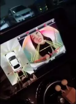 幫我擦一下倒車鏡頭!女友下車「張嘴對鏡頭狂哈氣」表情全崩壞…網友全笑崩:學起來了