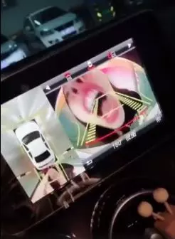 幫我擦一下倒車鏡頭!女友下車「張嘴對鏡頭狂哈氣」表情全崩壞…網友全笑崩:學起來了