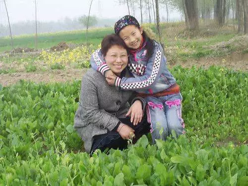 母親癱瘓,女兒上班錯撥通母親電話,電話接通後,女兒蒙了