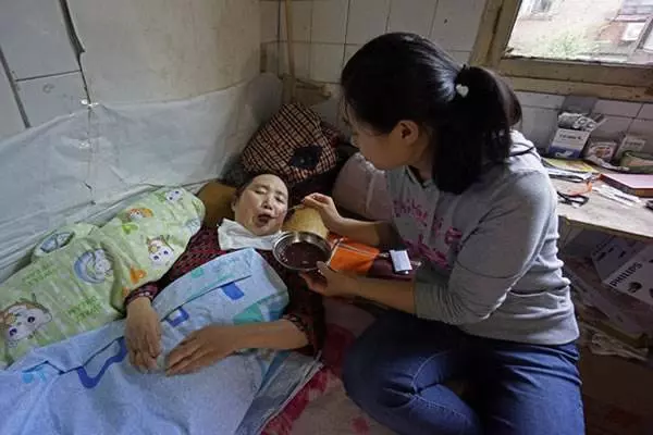 母親癱瘓,女兒上班錯撥通母親電話,電話接通後,女兒蒙了