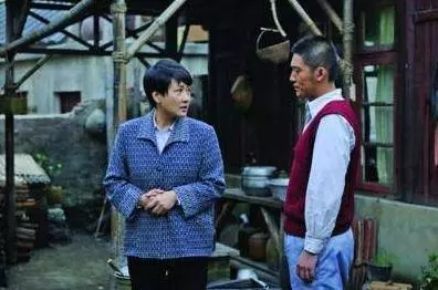岳母大壽,女婿送一對金鐲子,吃飯時看見岳母手腕,女婿怒掀桌子