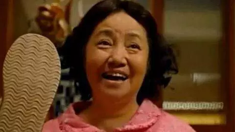 岳母大壽,女婿送一對金鐲子,吃飯時看見岳母手腕,女婿怒掀桌子