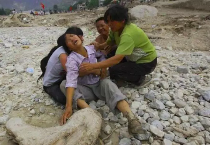 丈夫不幸去世,妻子想再婚嫁給鄰居,女兒的一番話,妻子含淚報警