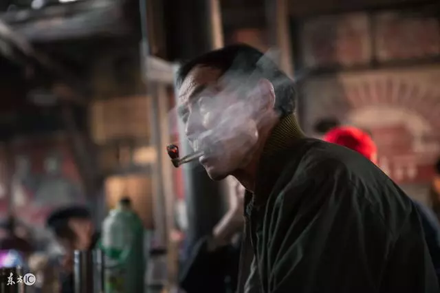 女人不聽丈夫的話,在家門口撒玻璃渣,最後卻救了一家三口的命!