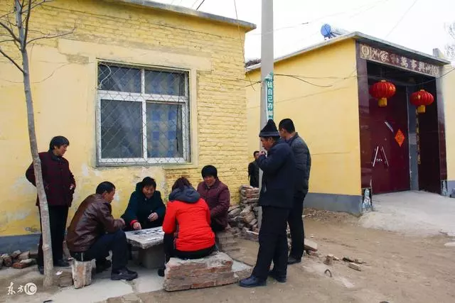 女人不聽丈夫的話,在家門口撒玻璃渣,最後卻救了一家三口的命!