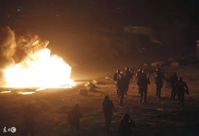 女人不聽丈夫的話,在家門口撒玻璃渣,最後卻救了一家三口的命!