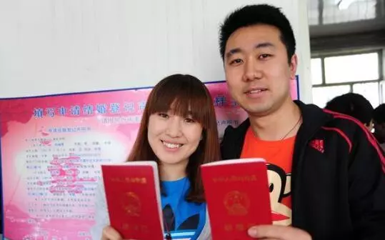 女兒嫁給父親戰友的兒子, 父親只要兩萬彩禮, 結婚後, 女兒明白了