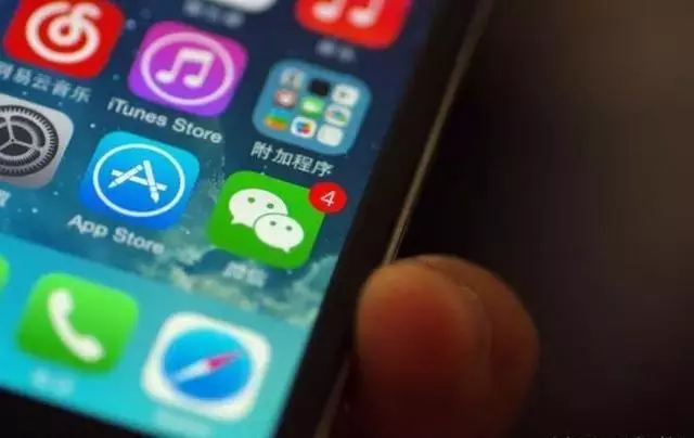 大姑姐回門,看到婆婆的手機聊天記錄,俺甩老公重重兩耳光