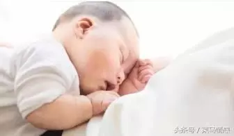 生下兒子婆婆送來三千,讓媽伺候月子,回婆家推開門後,我落淚了