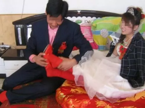 新婚夜妻子來例假,丈夫嫌髒睡沙發,第二天醒來喜事差點變成悲劇
