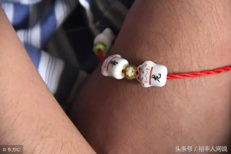 女孩為照顧男友和父親決絕,婚後三年離婚,婆婆要求留下銀行卡