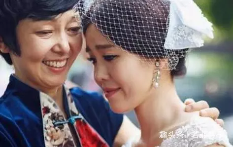 新婚夜老婆高燒,老公冒雪買藥,忘拿手機返回,發現老婆真面目