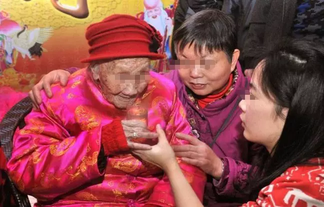 婆婆大壽,兒媳送一根大金鍊,小姑子眼紅偷走,戴上一試,悲劇了