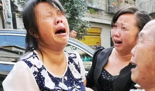 婆婆大壽,兒媳送一根大金鍊,小姑子眼紅偷走,戴上一試,悲劇了