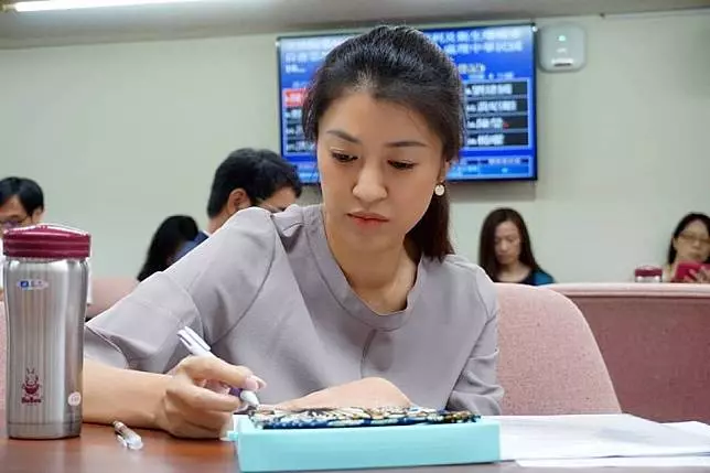 賞邱議瑩巴掌受封「神力女超人」 她說:替天行道