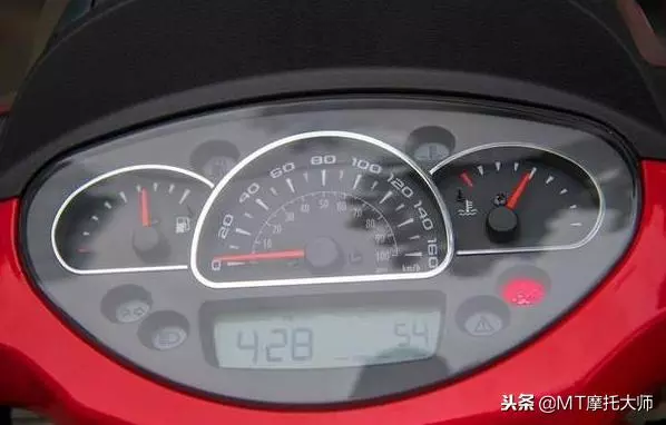 經典運動踏板,聖甲蟲200,搭配電噴動力,實測極速130Km/h以上!