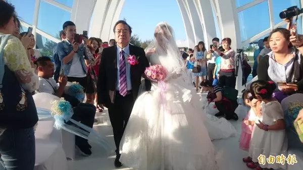 高跟鞋教堂可以辦婚禮了 10對新人搶先體驗