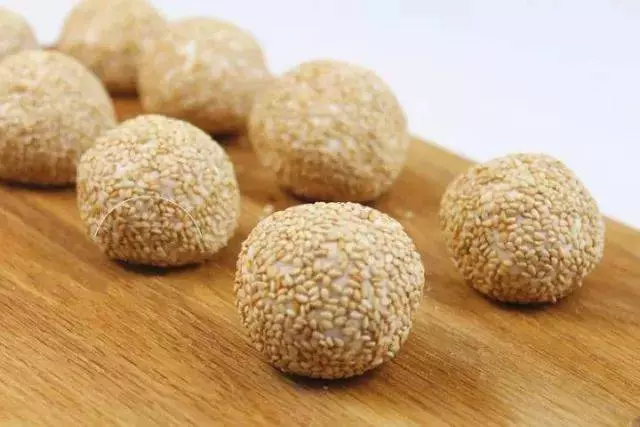 外酥里嫩的麻團,自己做好簡單!