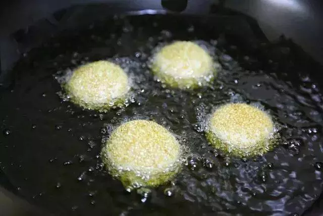 外酥里嫩的麻團,自己做好簡單!