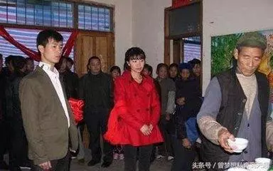 丈夫被車撞身體癱瘓,妻子去銀行存錢,拿三十多萬賠償款一去不回