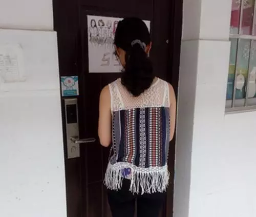 因不孕被拋棄,5年后街上偶遇前夫,裝不認識,回家推開門俺傻住