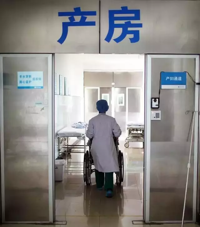 產婦產後大出血,醫生讓家屬簽字丈夫拒絕後,親爸的做法讓人解氣
