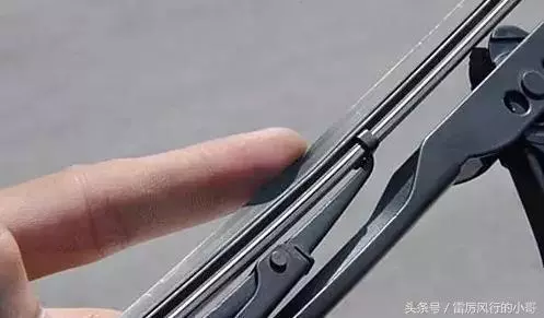 雨刮器總刮不幹凈,還產生怪聲怎麼辦?修車師傅教你一招輕鬆搞定