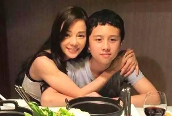56歲狄鶯早年暴打病中藍潔瑛,以此為榮!18年後近況曝光,兒子被她親手送進監獄,網友:還不是你造的孽!