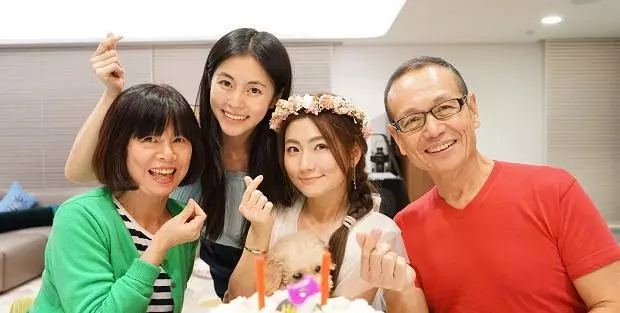 Selina生日曬出SHE合照,一家四口一起比心,Selina已經恢復身材