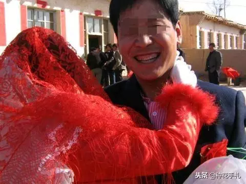 新婚夜丈夫給妻倒杯水,婆婆冒雨去親家告狀,老公的做法暖心了