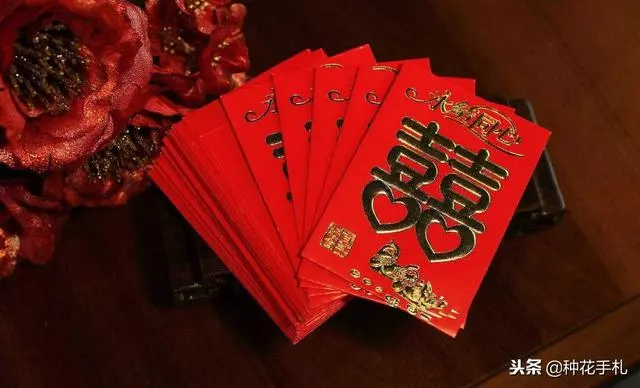 新婚夜丈夫給妻倒杯水,婆婆冒雨去親家告狀,老公的做法暖心了