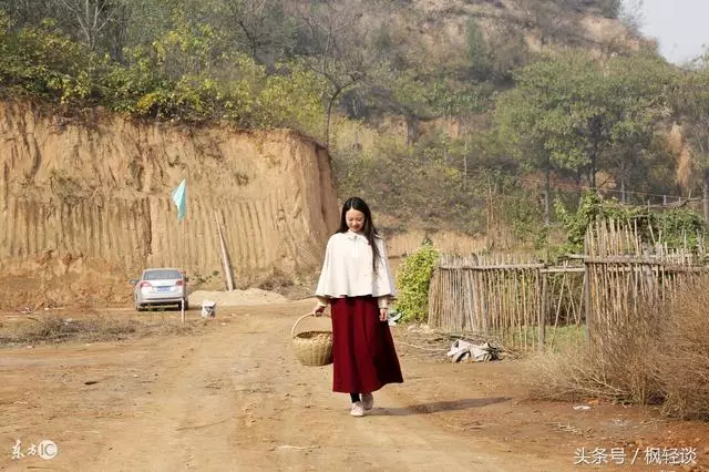 老公帶我回婆家,我做錯一事婆婆卻百般袒護我,我當即喊了她媽