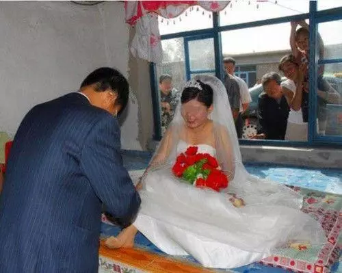新婚當晚媳婦出去洗床單,婆婆好奇,湊前瞥一眼,直罵兒子禽獸