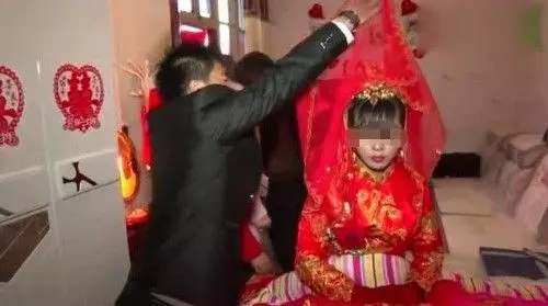 新婚夜老婆渾身冒汗,丈夫冒雨買藥,忘帶錢返回發現老婆畜牲行為