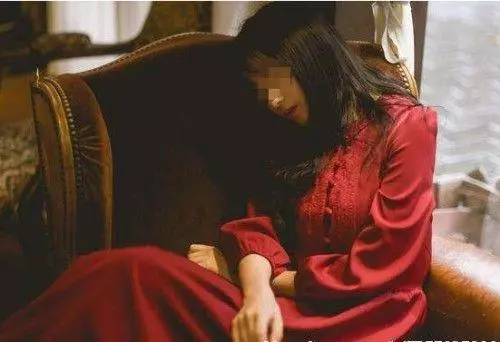 新婚夜老婆渾身冒汗,丈夫冒雨買藥,忘帶錢返回發現老婆畜牲行為