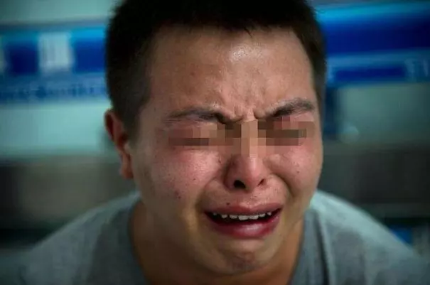 新婚夜老婆渾身冒汗,丈夫冒雨買藥,忘帶錢返回發現老婆畜牲行為