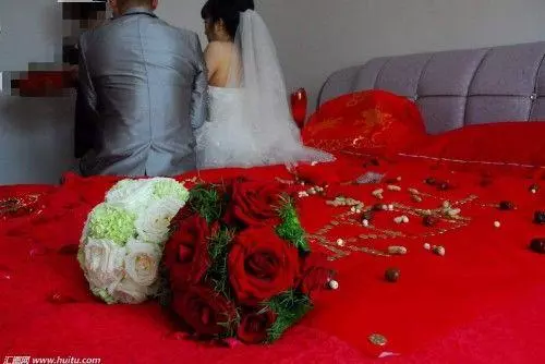 新婚夜老婆非要給我喝酒,覺得怪,假喝完裝睡,才發現她禽獸