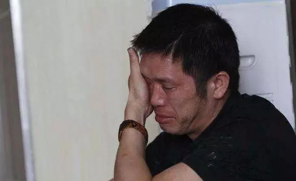 新婚夜老婆非要給我喝酒,覺得怪,假喝完裝睡,才發現她禽獸