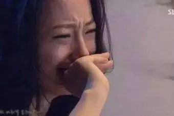 丈夫吃肉就眼紅流淚,藉口回家上墳,妻子跟隨,淚目