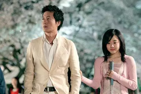 丈夫和閨蜜私奔,妻子贍養婆婆五年,收到一個包裹,緊緊捂著胸口