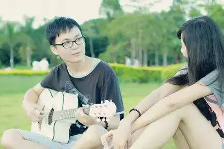 頭一次去男友家,晚上和婆婆睡,她老是碰俺腿,掀開被子俺逃走