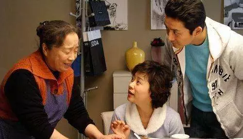 頭一次去男友家,晚上和婆婆睡,她老是碰俺腿,掀開被子俺逃走