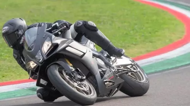 2019 阿普利亞 RSV4 Factory 1100 超跑 新配色、新引擎 細節鑑賞