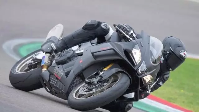 2019 阿普利亞 RSV4 Factory 1100 超跑 新配色、新引擎 細節鑑賞